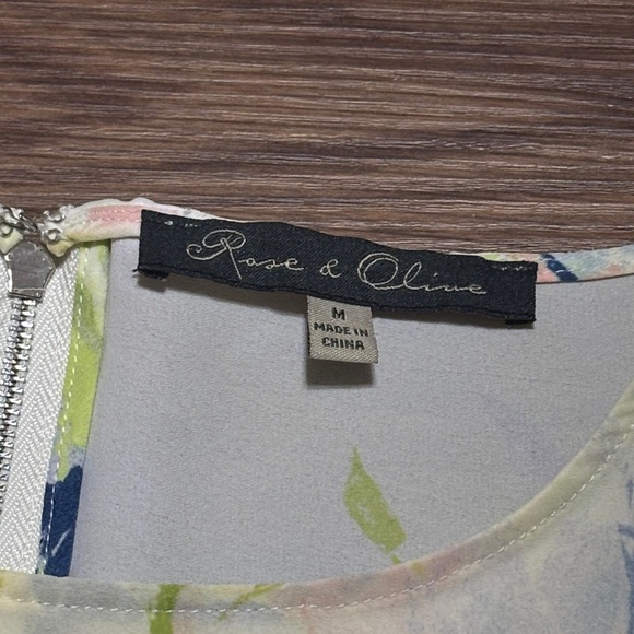 🔥🔥🔥Rose & Olive White and Blue Floral Blouse Size: Medium🔥🔥🔥 - Picture 2 of 6